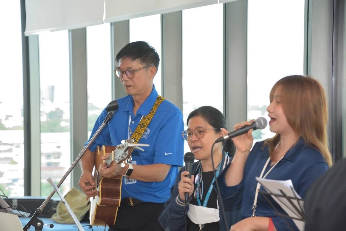 น้าติ๊กเล่นกีตาร์ร้องเพลงกับทีมตัวแทนกรุงเทพประกันชีวิต