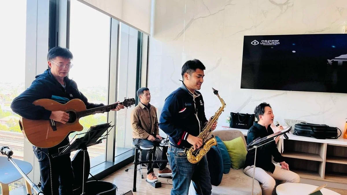 วงดนตรีทีมตัวแทนกรุงเทพประกันชีวิตเล่นสดในงานทีม